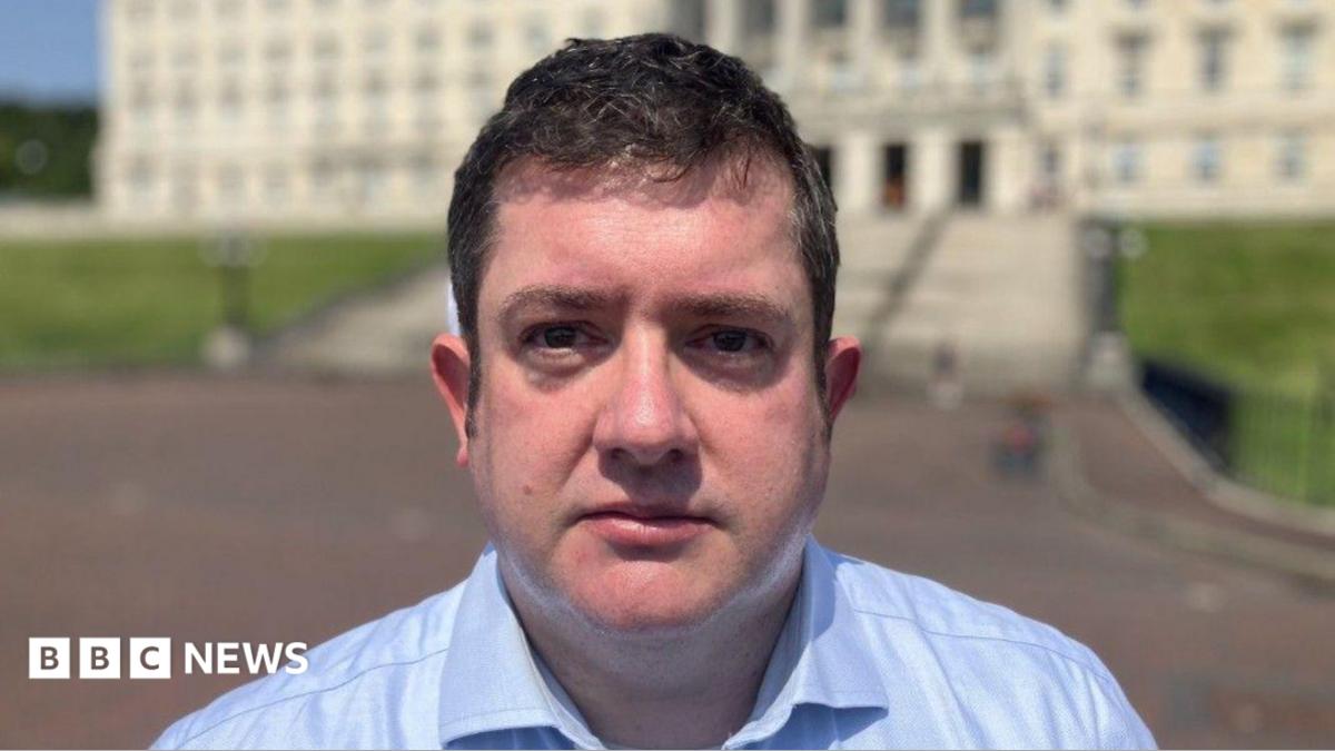 Consultants and specialist doctors begin strike action over pay