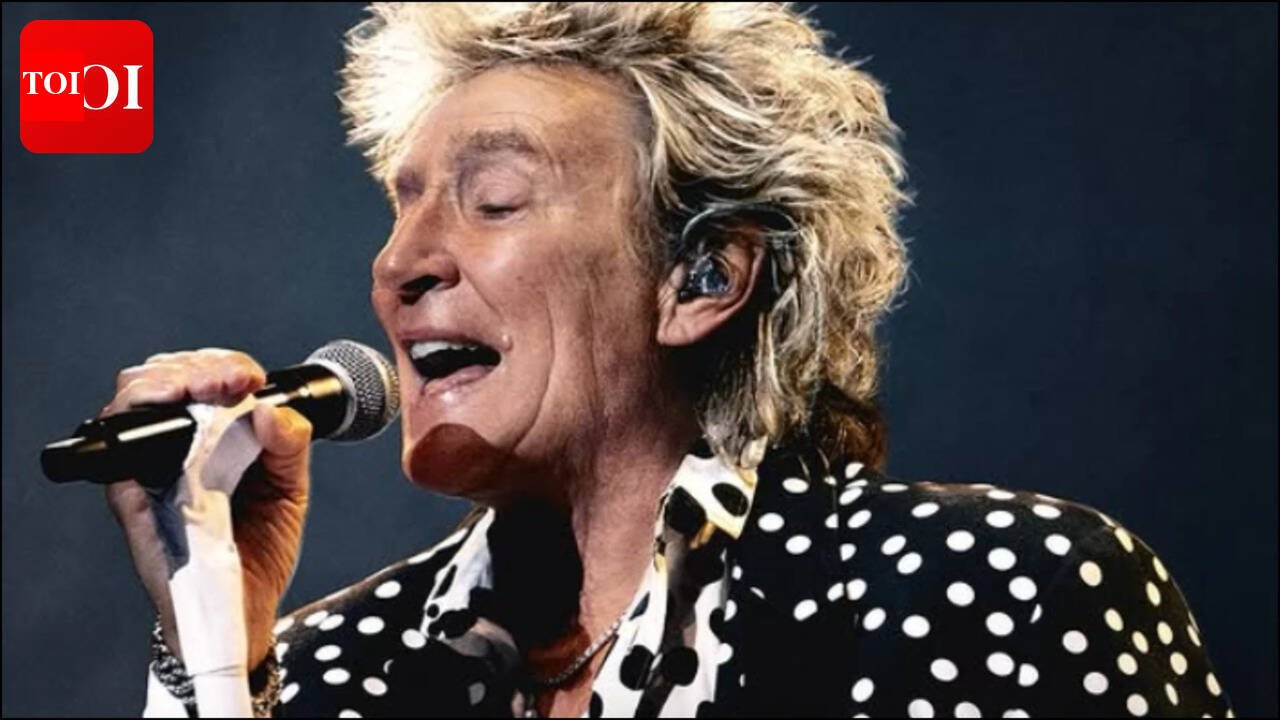 Rod Stewart almost faints on stage and pauses concert