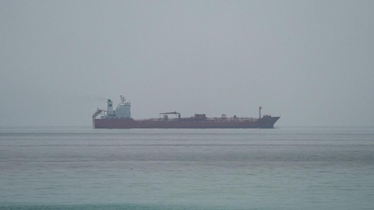 Middlemen offer Iranian oil to Indian refiners after U.S. waiver, sources say