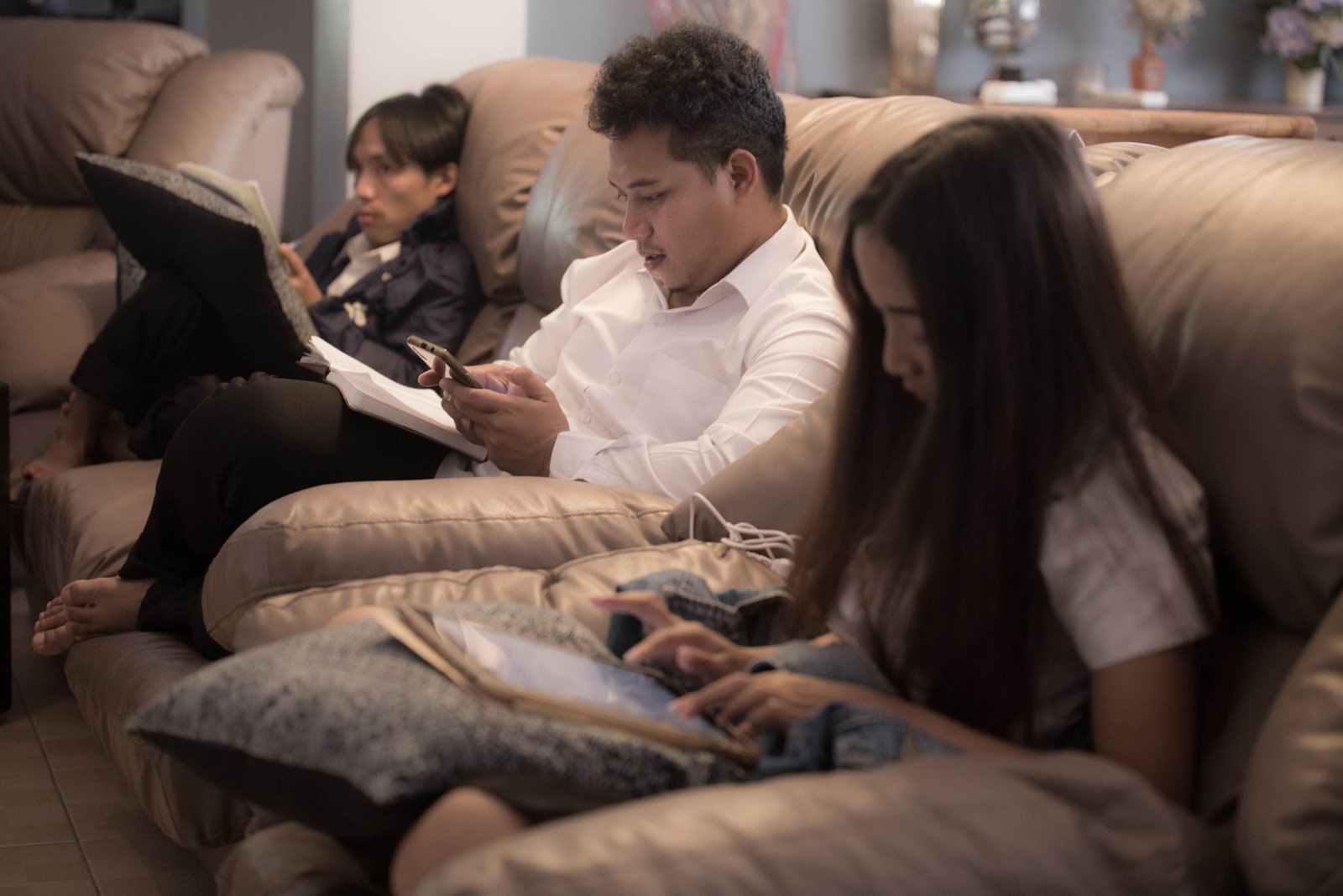 Screen time and fatigue: Lifestyle expert explains importance of digital detox for eye health and better sleep