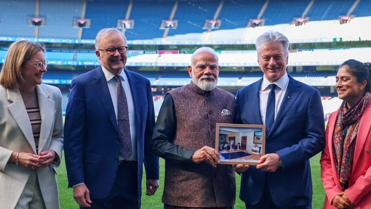 PM Modi gifts Steve Waugh rare framed photo during MCG visit