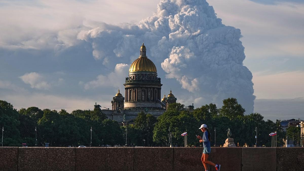 At least 17 killed in Russian and Ukrainian long-range strikes