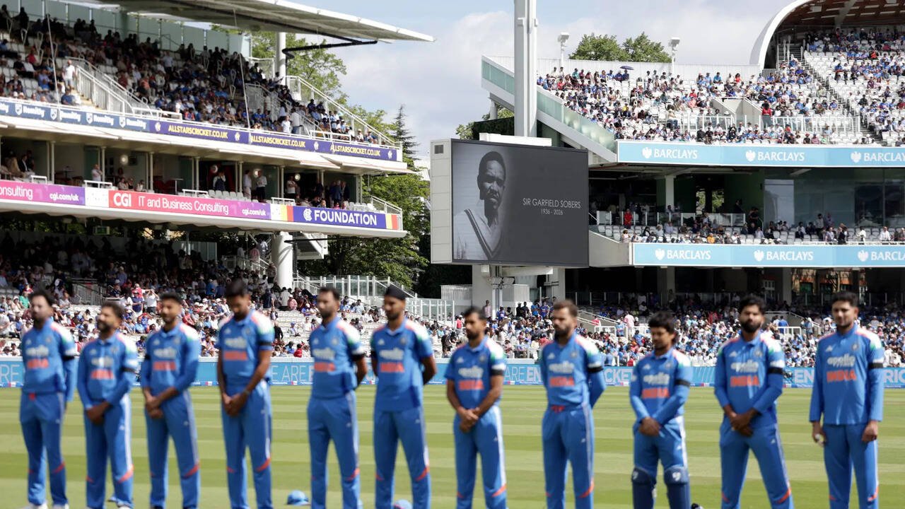 Why are players wearing black armbands during the India vs England Lord's ODI?