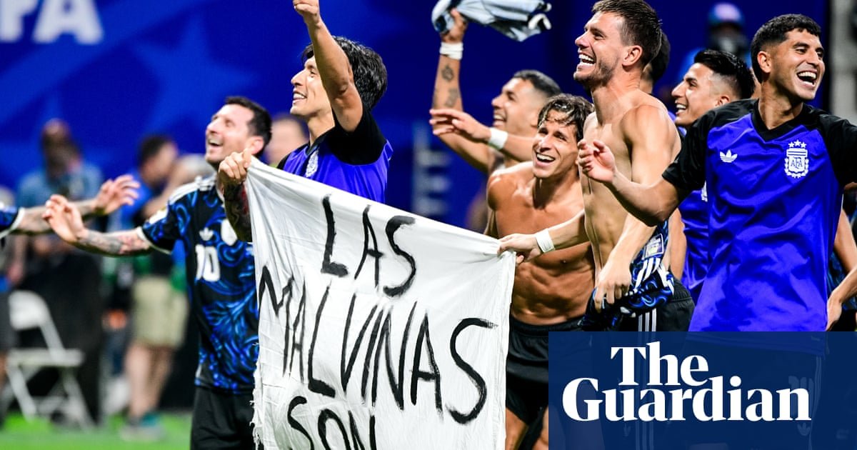 Keir Starmer wants Fifa investigation into Argentina players who held Falklands banner