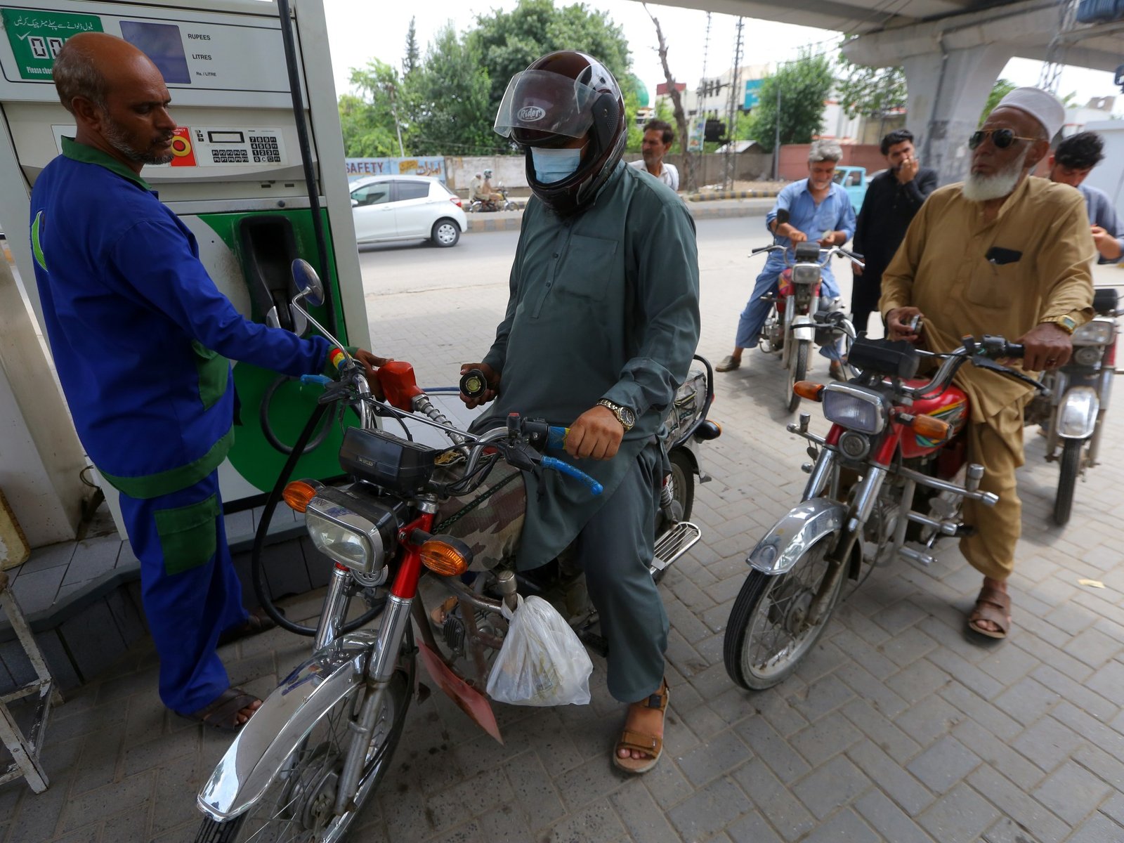 Oil prices jump as US and Iran trade attacks over Strait of Hormuz