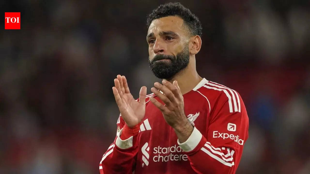 Egypt team staff member forcefully pushed by US police officer as fans gather outside team hotel ahead of FIFA World Cup 2026 R32 Australia clash