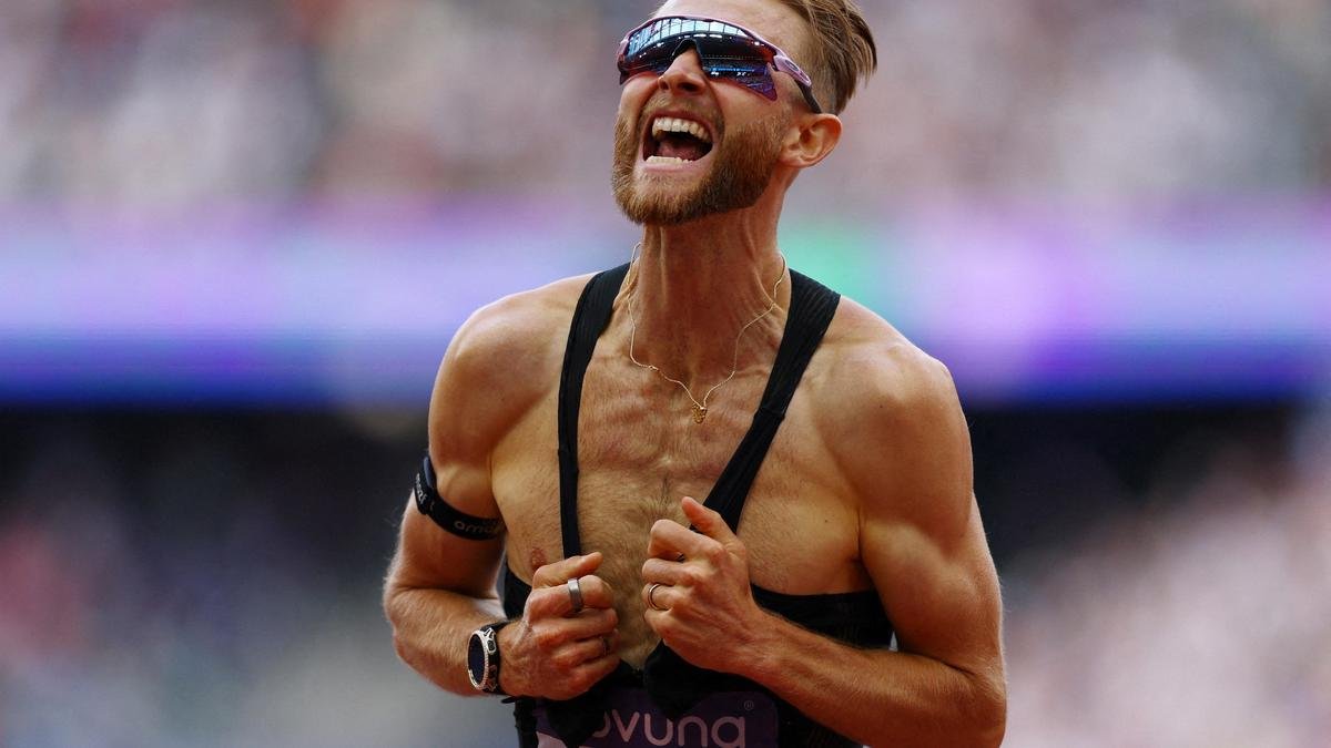 Josh Kerr of Britain breaks the men''s mile world record that stood since 1999
