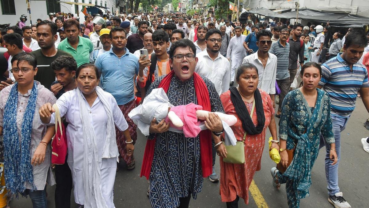 Violence at Trinamool rally in Kolkata; Mamata accuses BJP government of allowing lawlessness