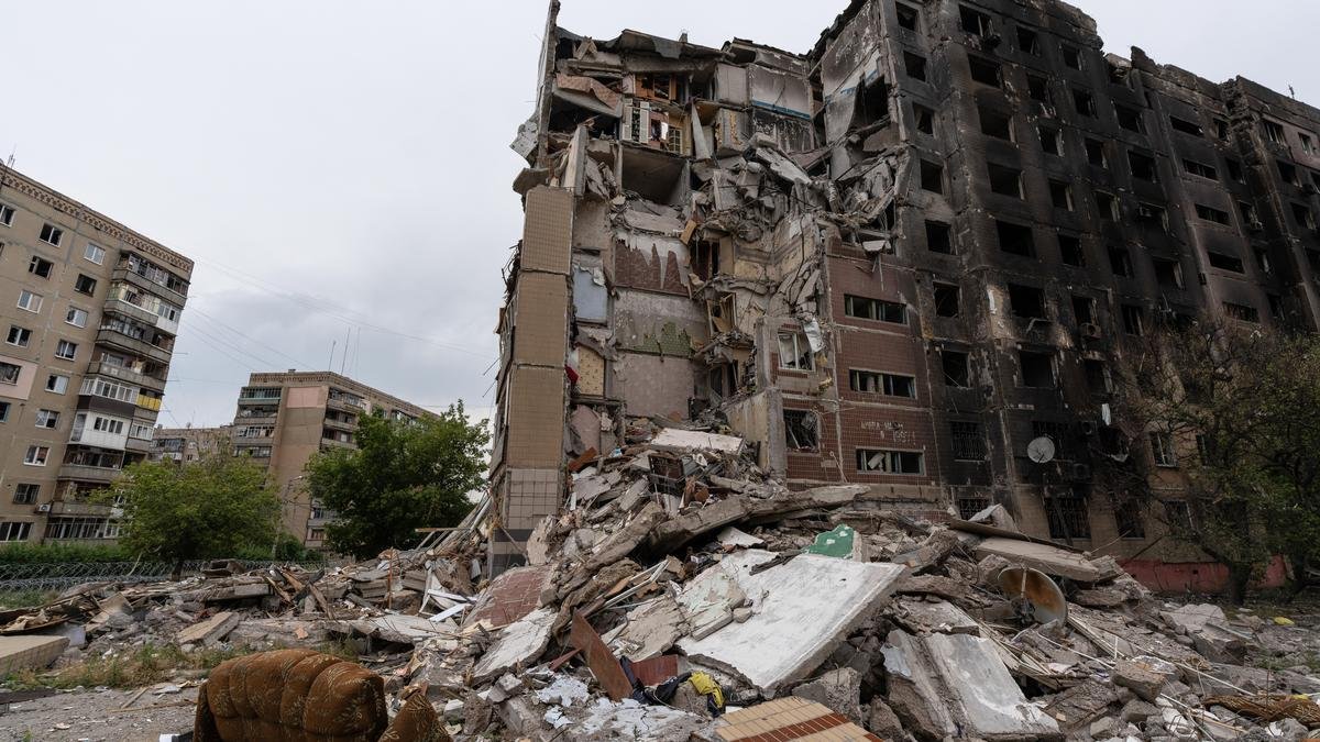 Russian and Ukrainian strikes kill at least 10
