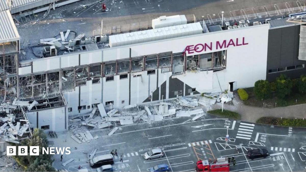 People trapped inside Japan shopping centre after earthquake