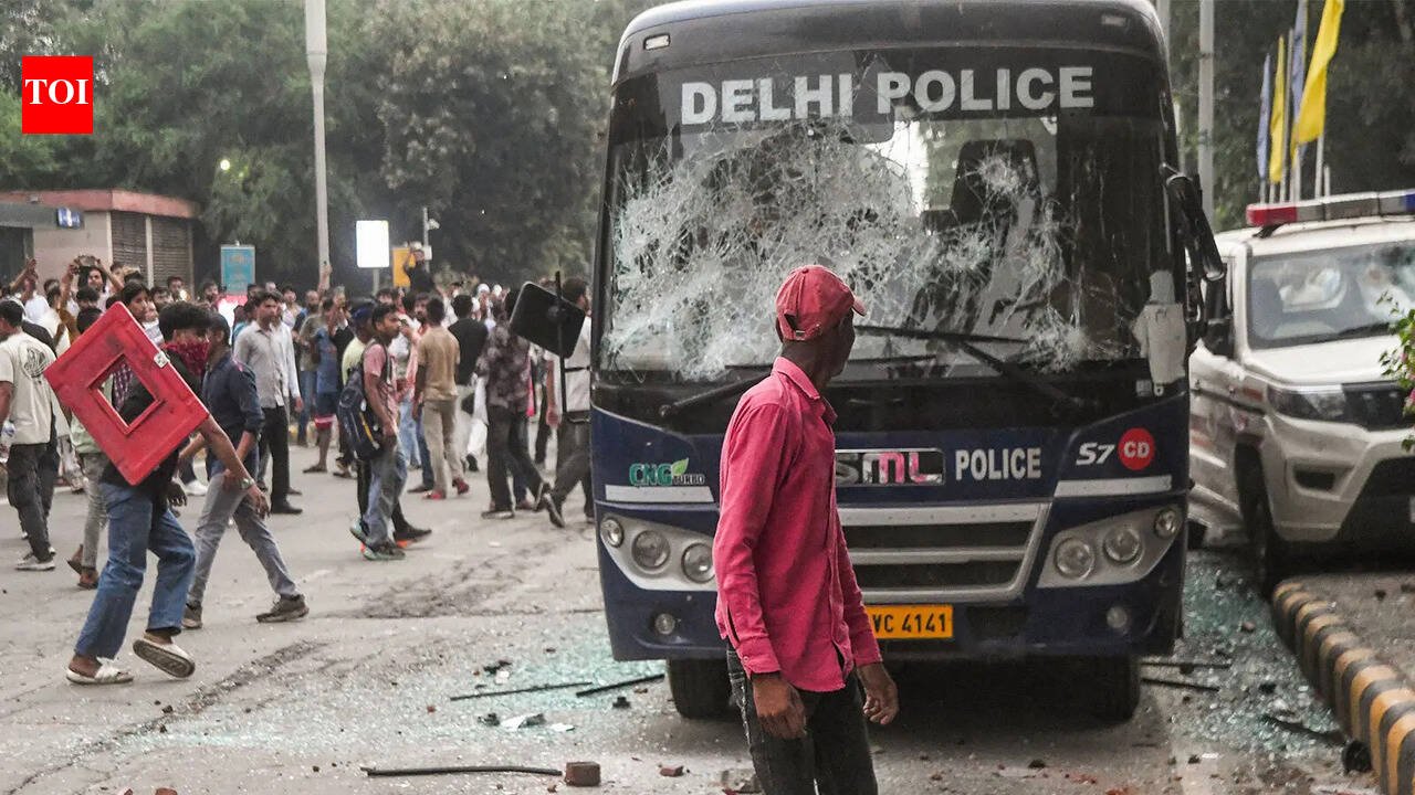 'Unacceptable in a democratic society': SC bar bodies condemn police action against protesters, lawyers during CJP march
