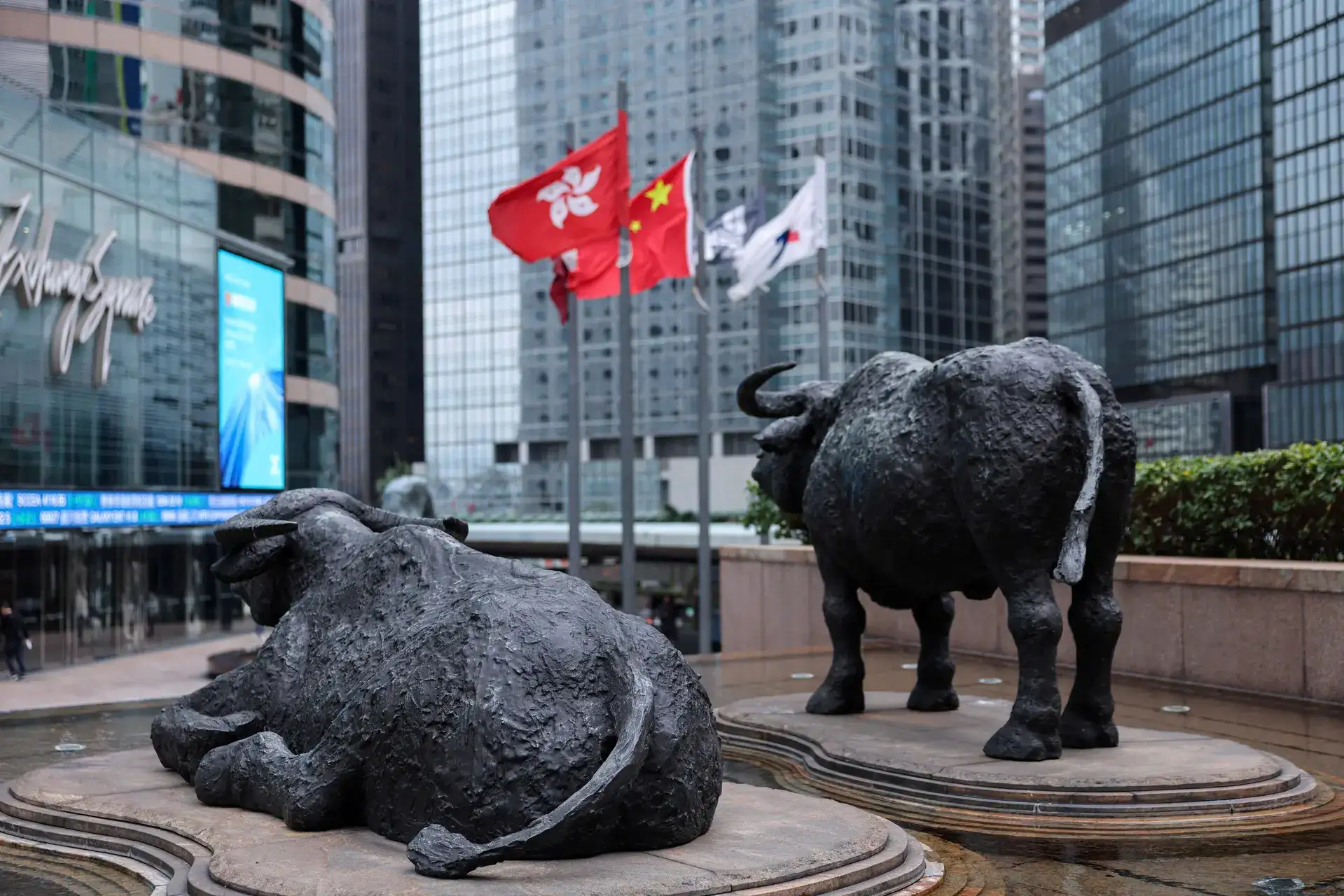 Hang Seng crashes over 2% as tech selloff hits Asia markets. Why Hong Kong stocks are falling on Friday?
