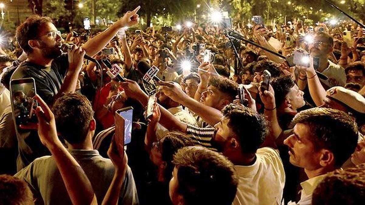 Morning Digest: Education Minister Pradhan says Rahul, Congress exploiting students; thousands brave rain, regroup at CJP protest site, day after police crackdown, and more