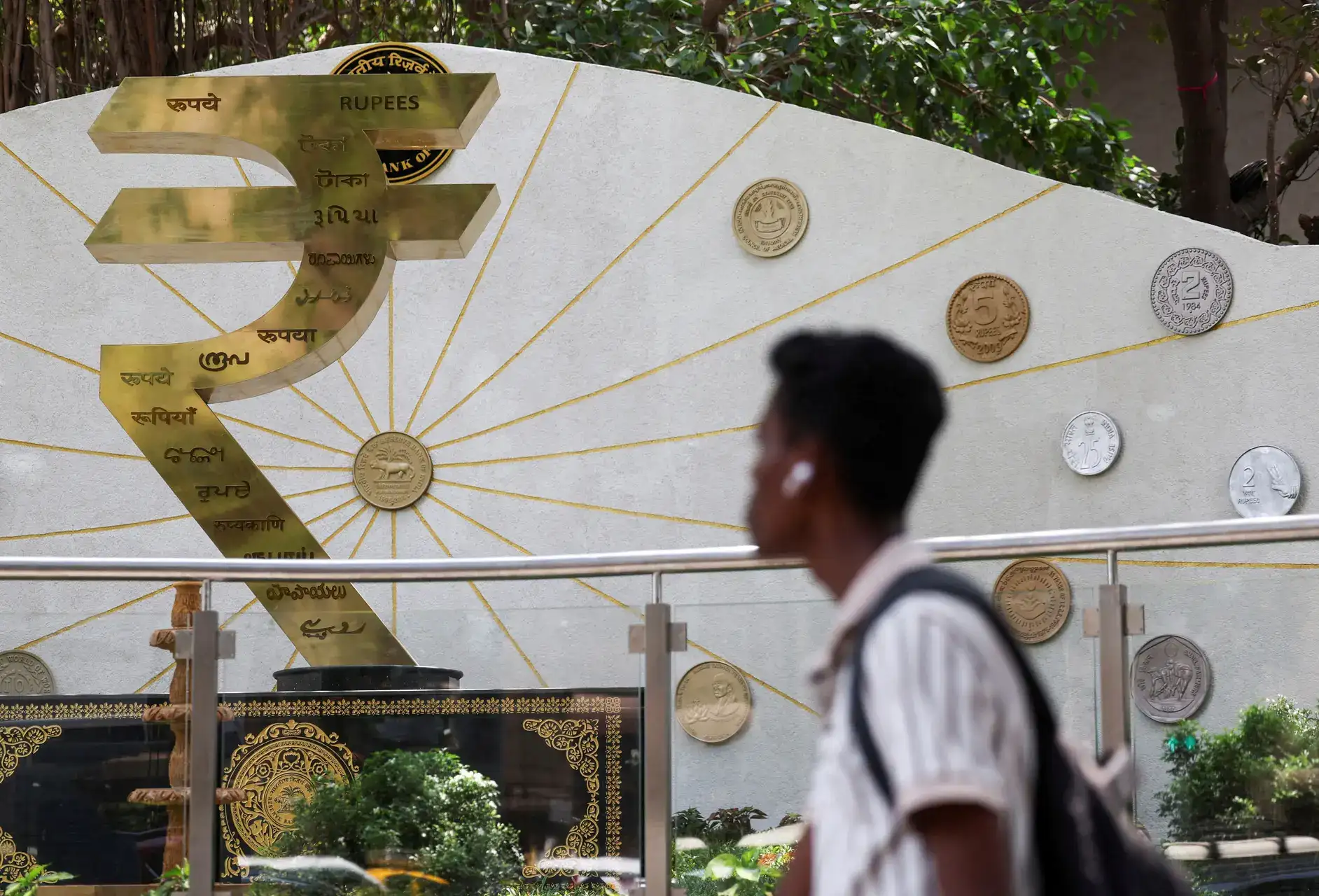 Rupee bounce fizzles as RBI intervention thins, arbitrage flows pick up