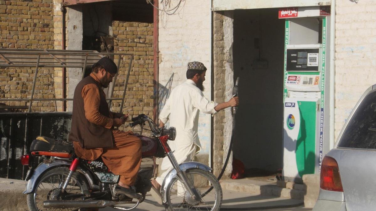 Pakistan to revise oil prices daily amid renewed West Asia tensions