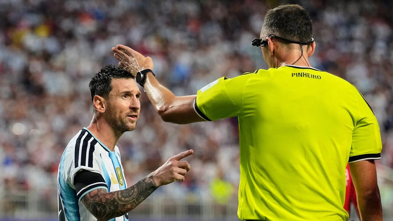 Messi involved in heated exchange with referee during Argentina's World Cup win