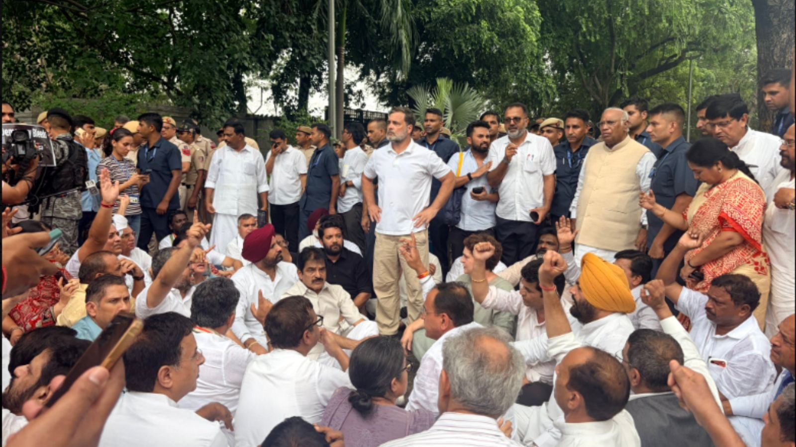 Jantar Mantar CJP Protest Live: Rahul, Priyanka Gandhi stage sit-in outside PM Modi’s residence; MPs detained