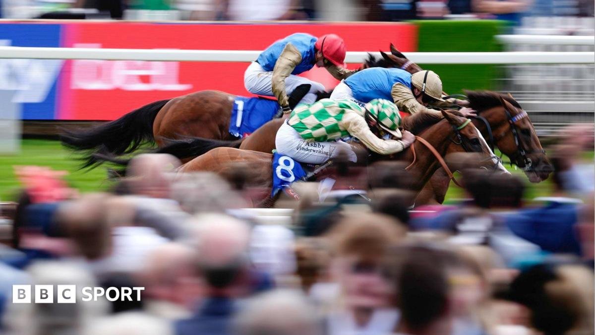 Daiquiri Bay wins Ebor in three-way sprint finish