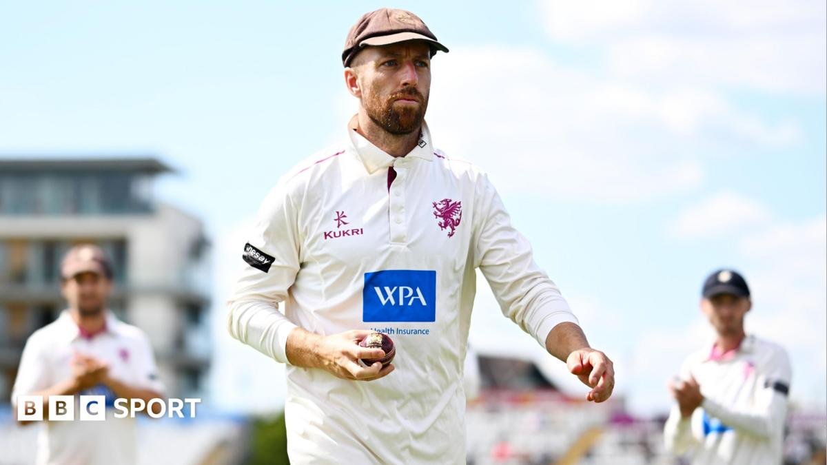 Leach five-for sets up Somerset win over Essex