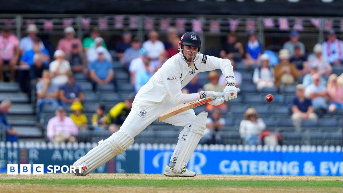Glos batters fight back hard against Pears
