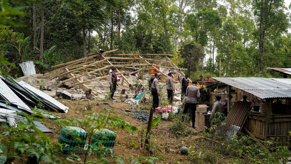 Thousands evacuate after Indonesia earthquake kills 51, cuts roads