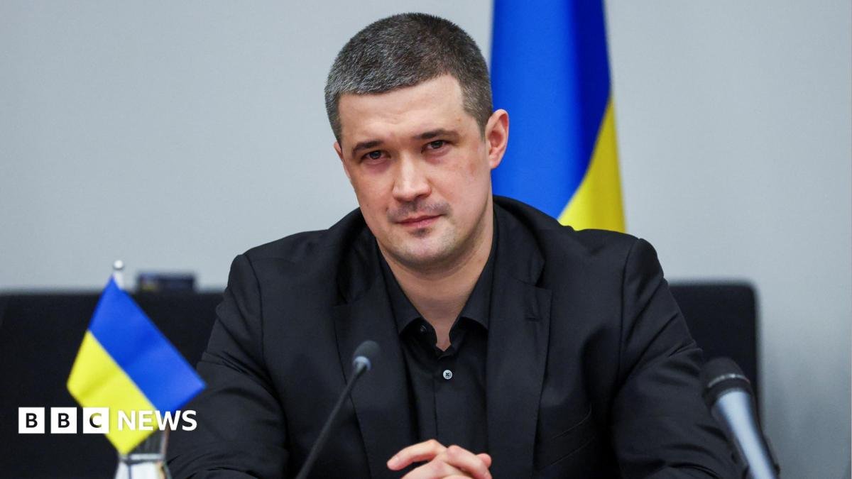 Sacked Ukrainian defence minister calls for presidential election
