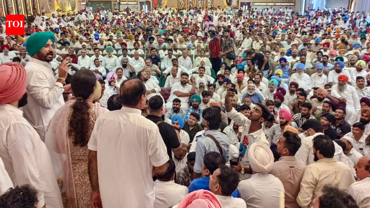 Watch: Pro-Channi sloganeering draws Congress' ire amid Punjab leadership tussle
