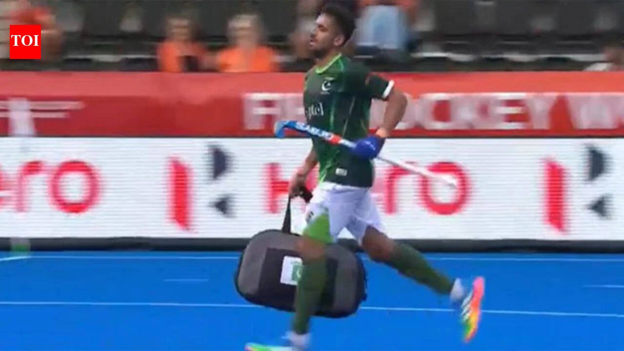 ‘Unwanted record’: Ex-captain stunned after bizarre blunder by Pak at World Cup