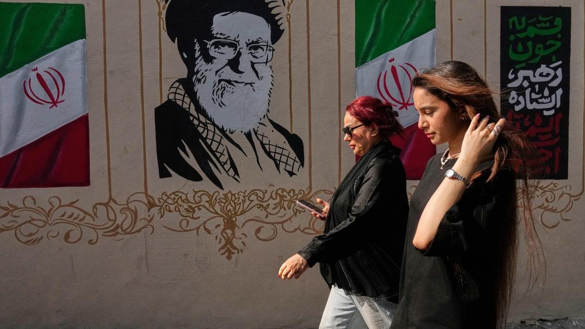 U.S., Iran keep up hostile rhetoric ahead of new sanctions