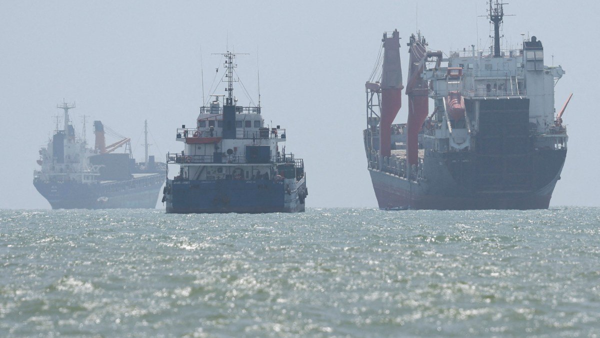 Iran, Oman discuss temporary shipping lane through Strait of Hormuz