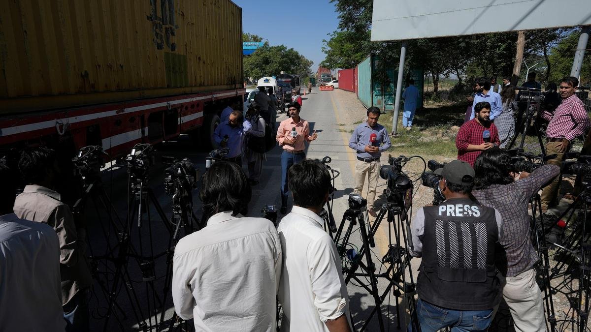Journalists, rights bodies condemn curbs on media freedom in Pakistan