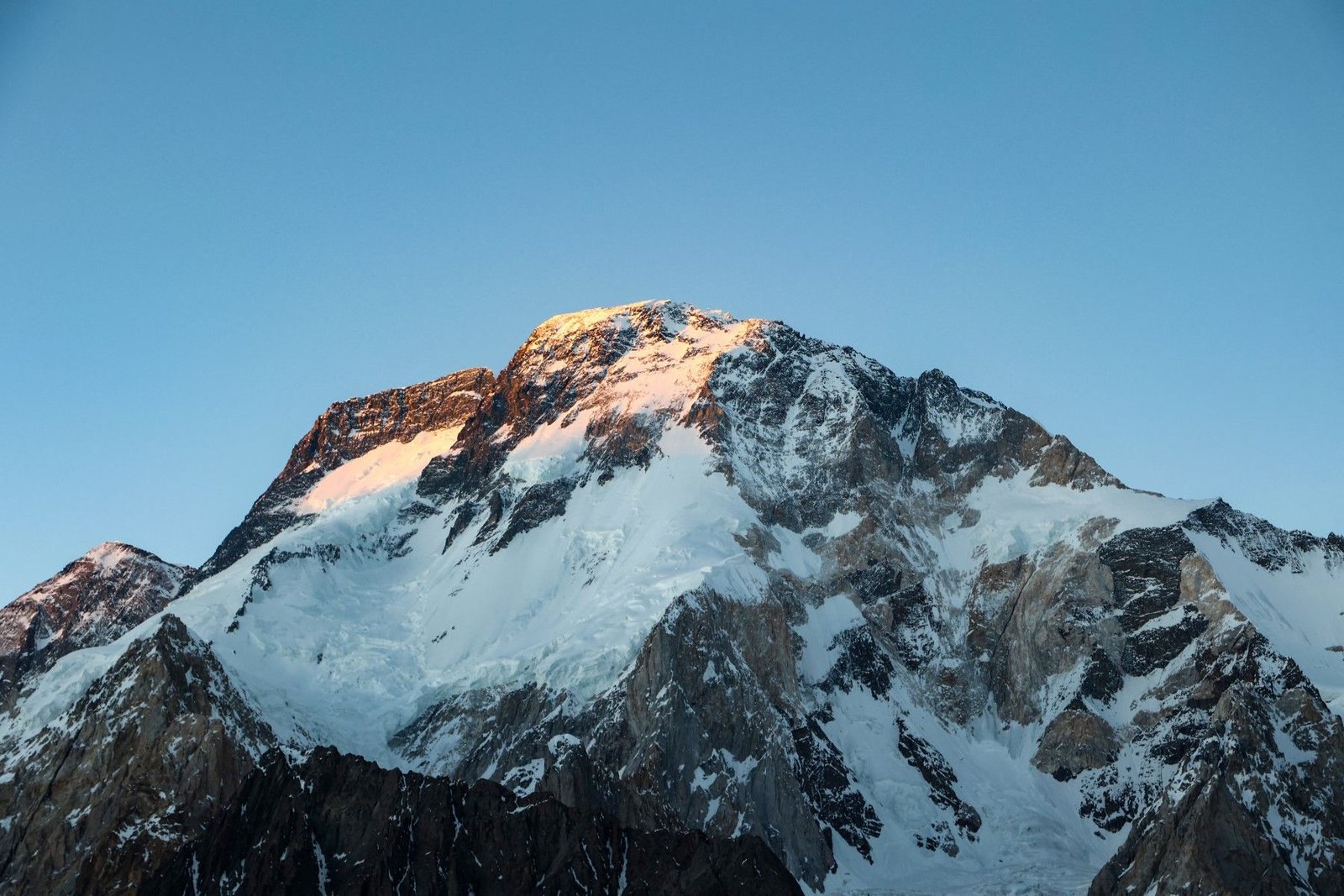 Omani legend, US novice: Pakistan recovers bodies from Broad Peak