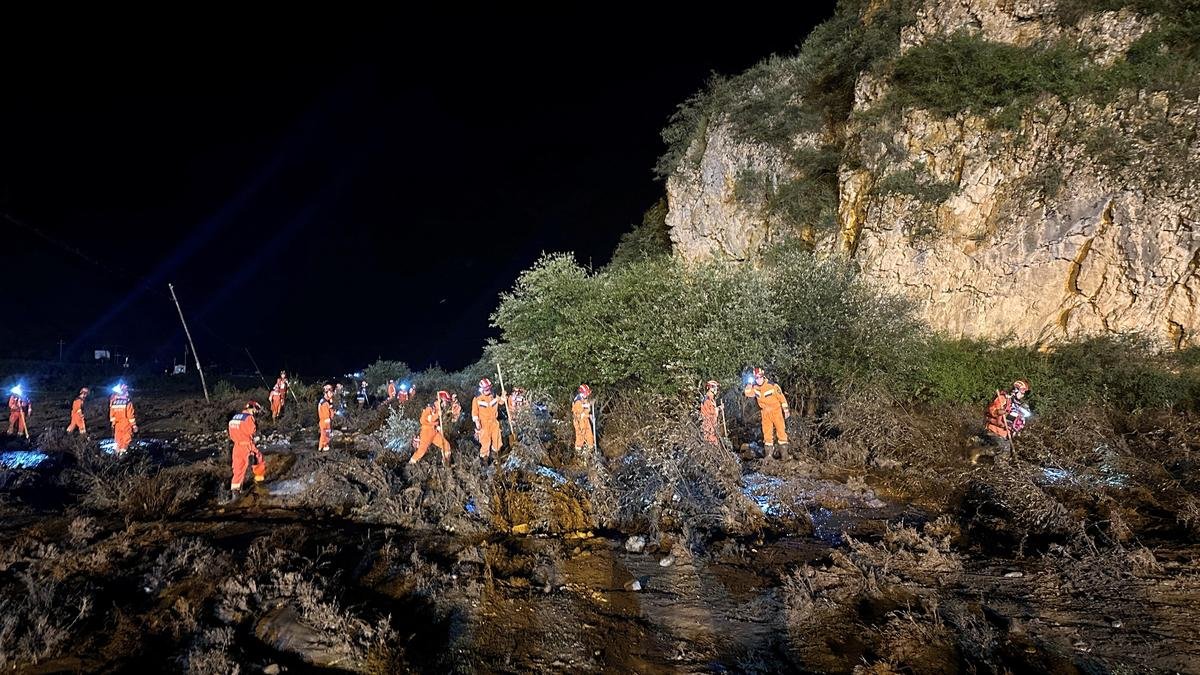 China flash flood death toll rises to 25: state media