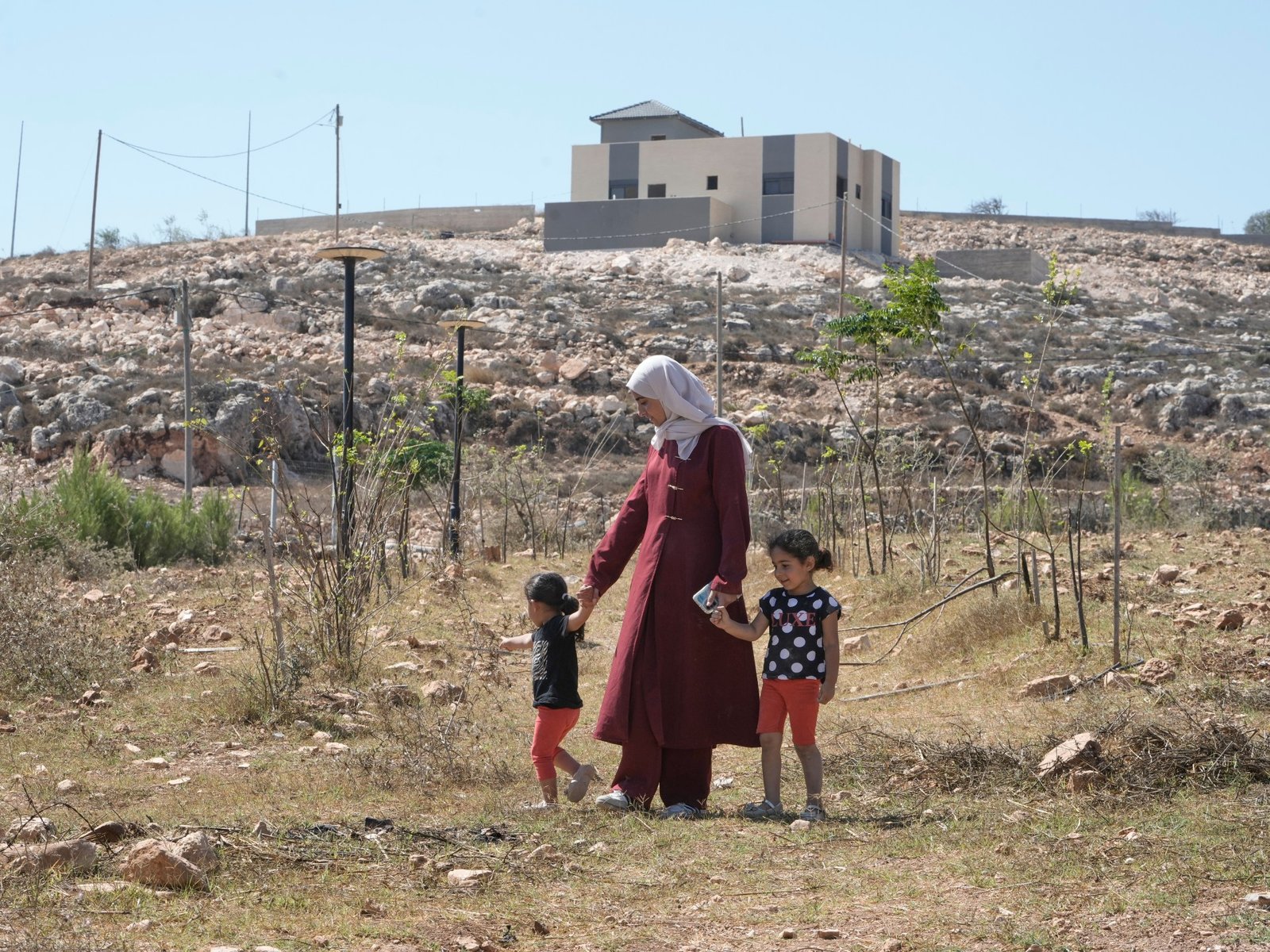 New Israeli roadblocks entrench siege of homes in West Bank’s Qusra
