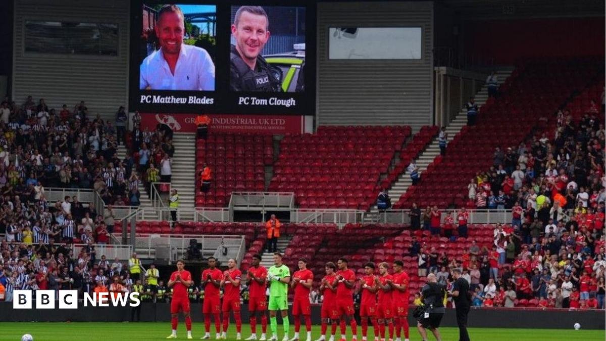 Football fans pay tribute to crash death officers