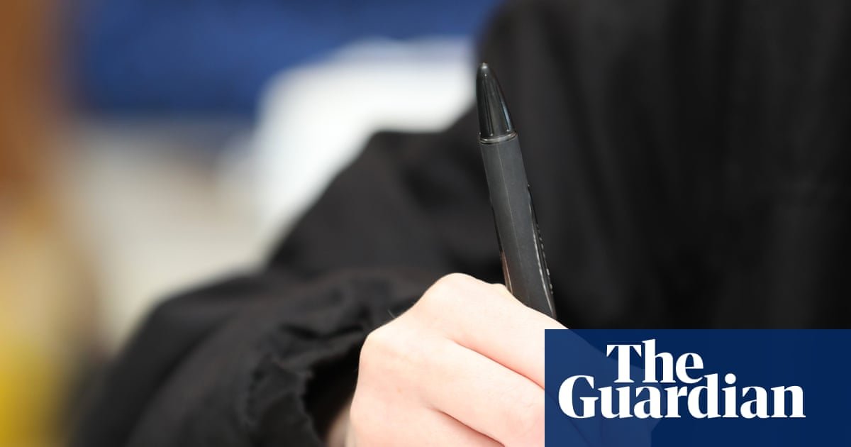 Reading and writing worsens in Australian schools as one in three students fail to meet Naplan benchmarks