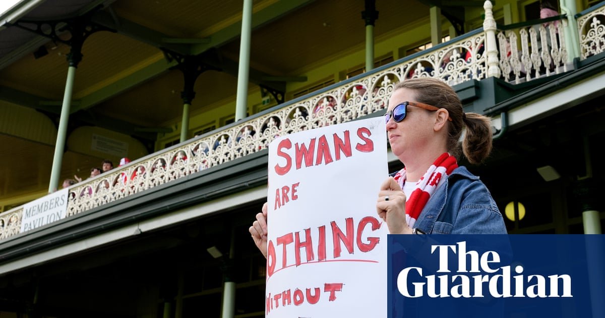 Sydney Swans fans turn out in record numbers for AFLW match but hundreds walk out before men’s fixture