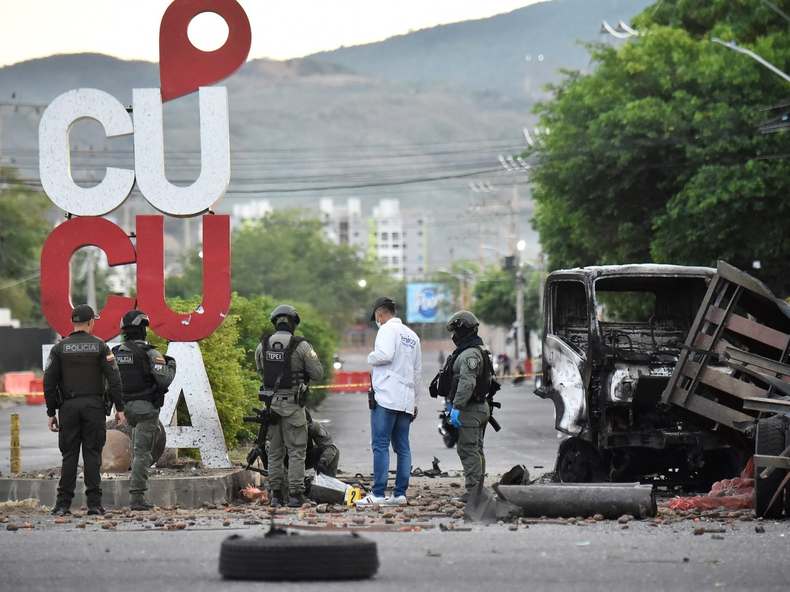 At least 11 wounded by Colombia car bomb days before presidential election
