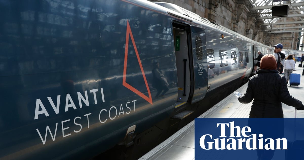 Train drivers secure 3.6% pay rise after threat of strikes on busy UK routes