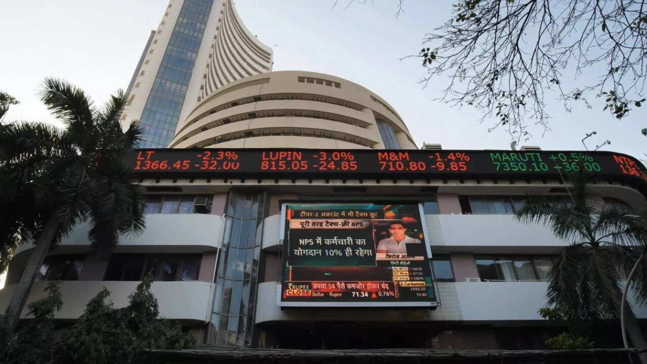 CAS chaos continues: Sensex indicative price tumbles nearly 1,000 points in seconds, closes in red but Nifty ends above 23,300
