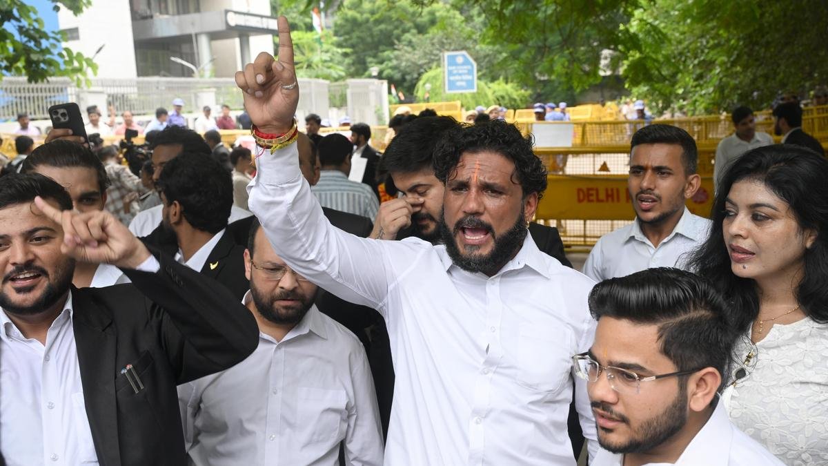 Supreme Court asks lawyers to move Delhi HC for probe into attack on peaceful protest in BCI premises