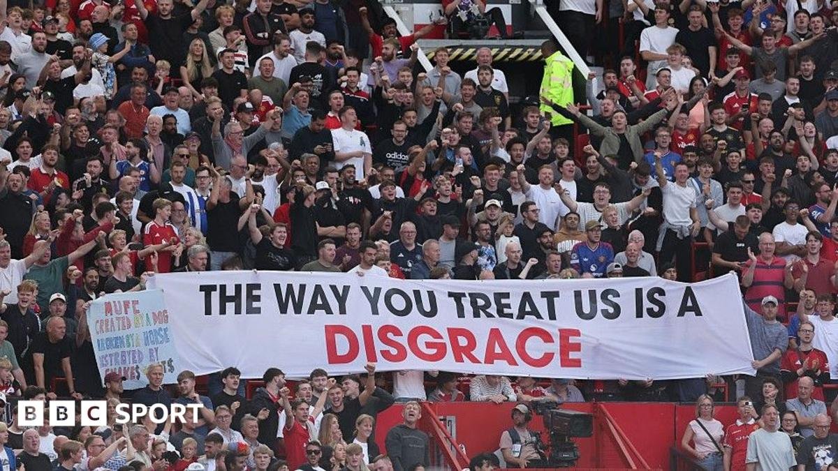 Man Utd protest against ownership before derby