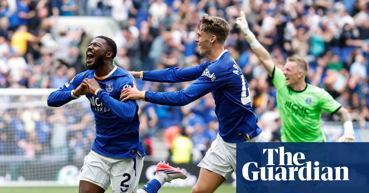 Maitland-Niles stunner rescues late point for Everton against Manchester United