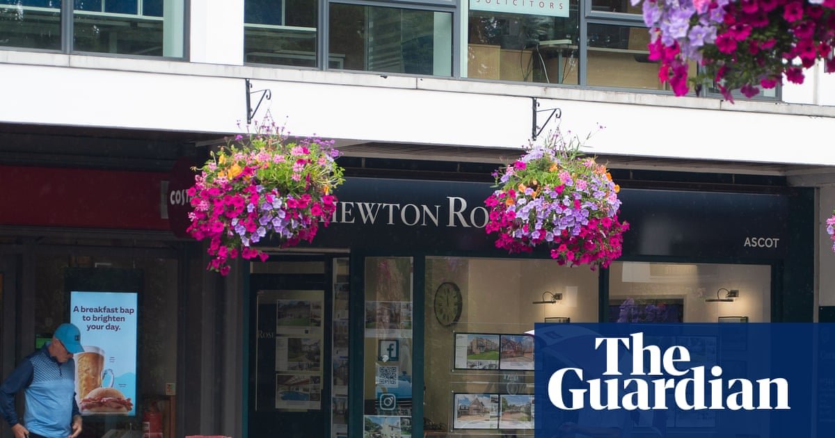 Fears over interest rate rise and jobs send UK consumer confidence to three-year low