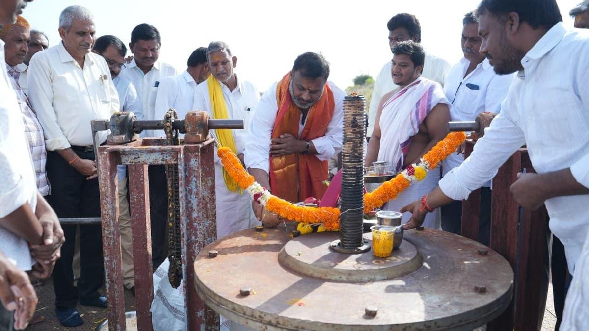 A.P. Transport Minister releases water into right canal of Veligallu project, urges farmers to opt for dryland crops