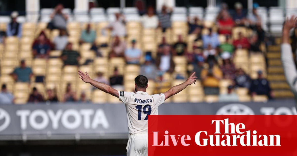 Somerset v Surrey, Warwickshire v Leics and more: County Championship title race, third day – live
