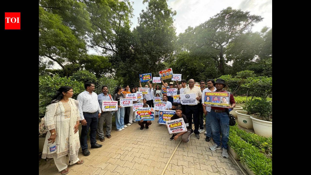 Ex-India captain Asunta Lakra leads protest against Hockey India officials