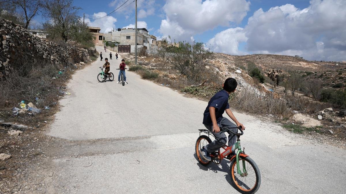 Israeli settlers attack West Bank village, blocking family's return home