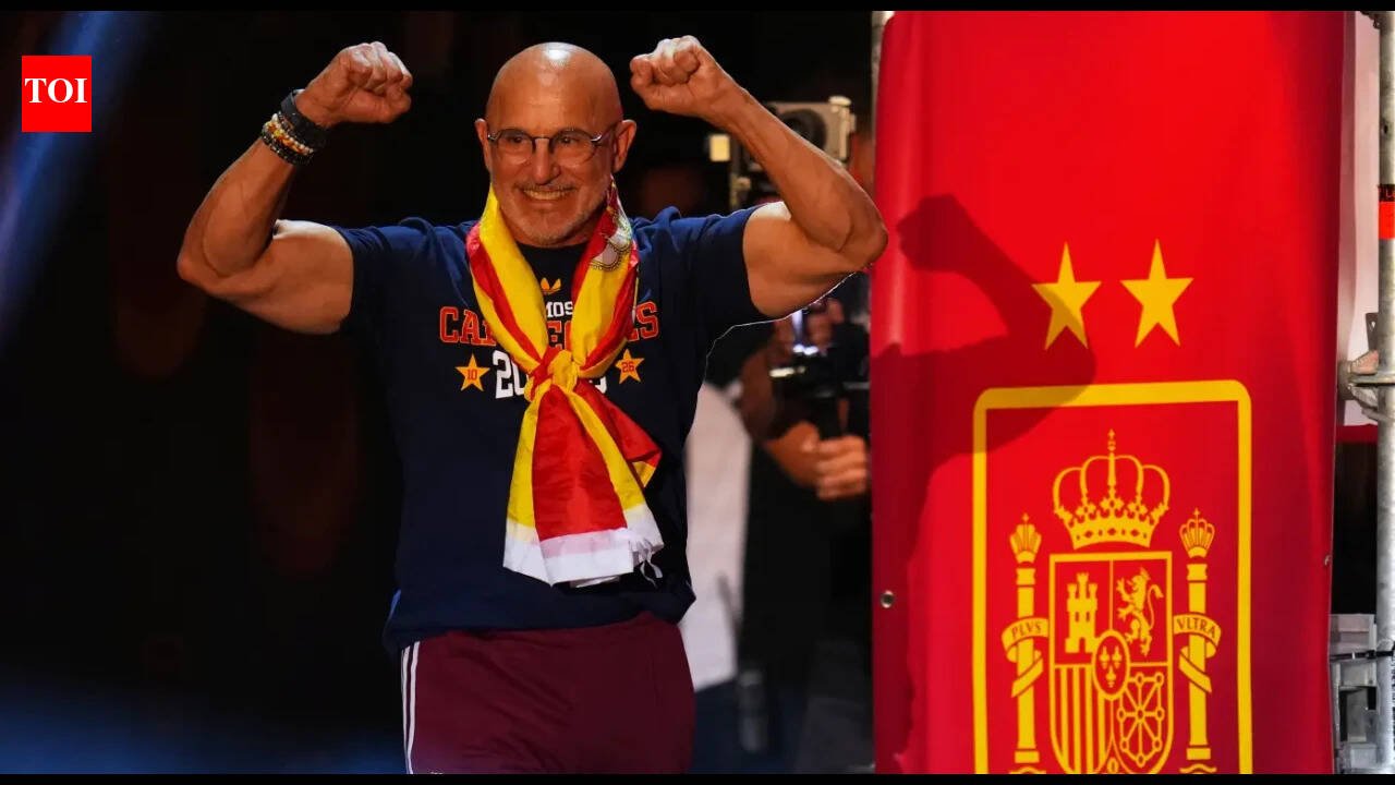 Spain reward World Cup-winning De la Fuente with new deal through 2032