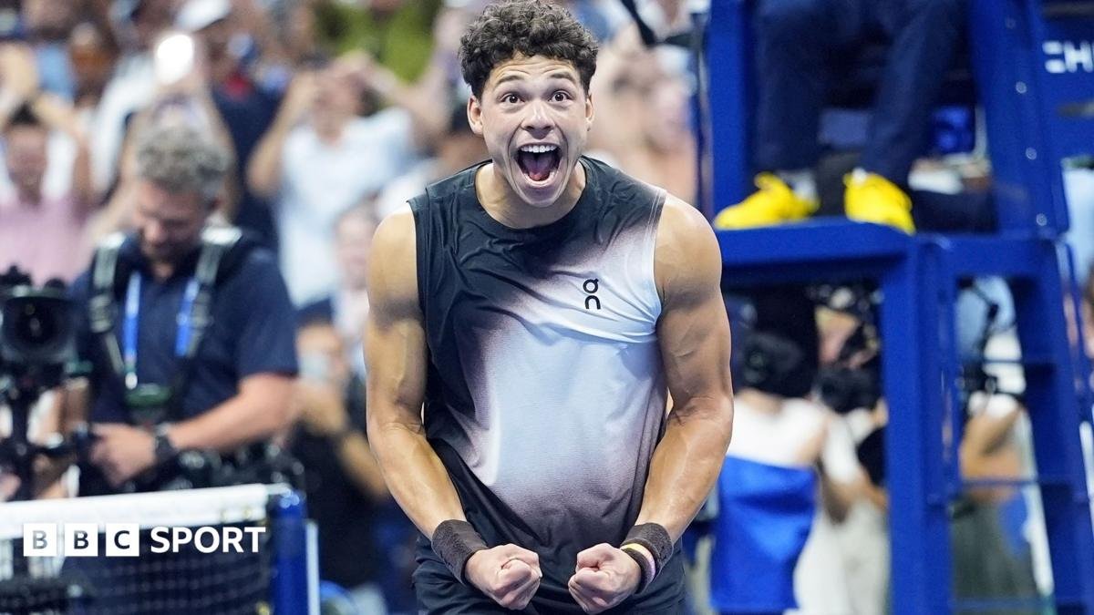Shelton beats Alcaraz in latest-ever US Open finish to reach semis
